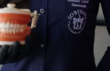 desafios na odontologia: Imagem mostra um protótipo dental segurado por um estudante