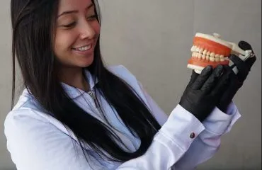 Curso de odontologia da Soberana é a abordagem do futuro para alunos como esta estudante que aparece na imagem segurando um manequim bucal